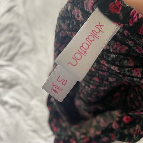 Floral Romper with pockets Size large - Picture 3 of 3
